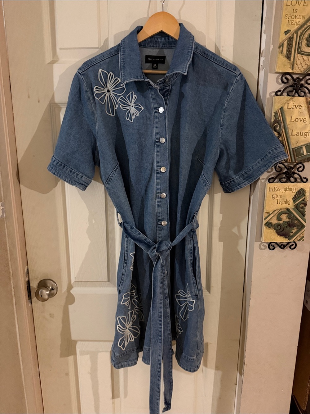 Button-Front Denim Midi Dress with Floral Embroidery - Blue